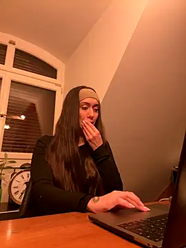 emiliasommer online show from October 4, 2025, 8:07 pm