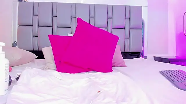 Emily Gil1 online show from February 27, 2025, 4:43 pm