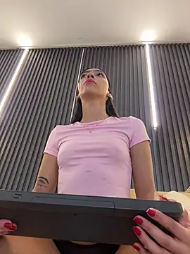 Ema azel online show from April 5, 2026, 1:52 pm