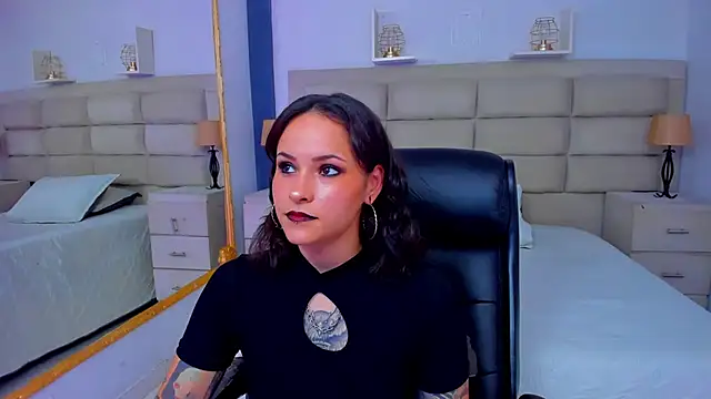 Snapshot of AnnyThompson_ chatting on November 7, 2025, 8:53 pm AnnyThompson online show from November 7, 2025, 8:53 pm