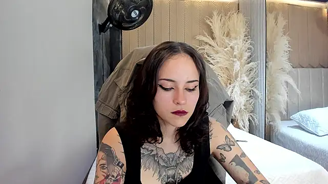 Snapshot of AnnyThompson_ chatting on April 18, 2026, 10:43 pm AnnyThompson online show from April 18, 2026, 10:43 pm