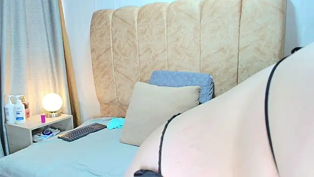 Zoe Curvy online show from November 22, 2025, 12:37 pm