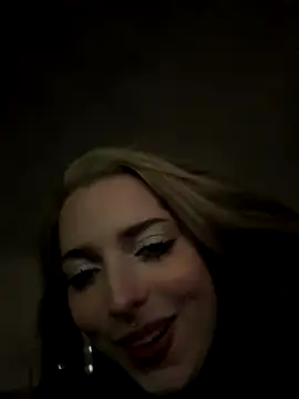 LoraaDoll online show from November 11, 2025, 3:56 pm