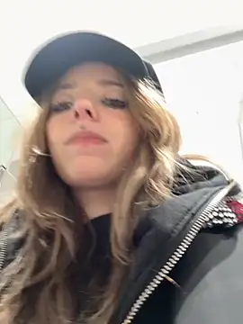 LoraaDoll online show from November 13, 2025, 3:33 pm