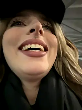 LoraaDoll online show from November 28, 2025, 3:04 pm