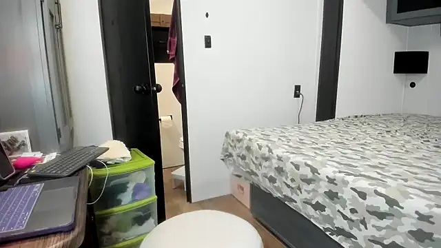 Persiasparadise online show from December 3, 2025, 1:46 am