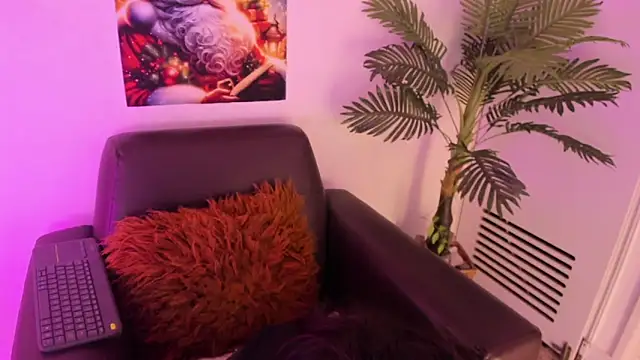 Miia Thompsonn online show from December 4, 2024, 3:04 am