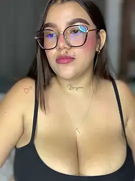 Snapshot of Michellesexxy chatting on January 7, 2025, 5:33 am Michellesexxy online show from January 7, 2025, 5:33 am