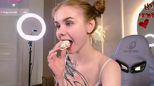 Snapshot of Britney_Lynch chatting on February 16, 2025, 3:37 am Britney Lynch online show from February 16, 2025, 3:37 am