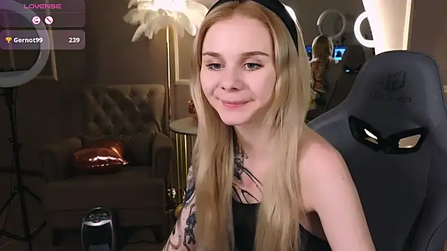 Snapshot of Britney_Lynch chatting on February 22, 2025, 1:00 am Britney Lynch online show from February 22, 2025, 1:00 am