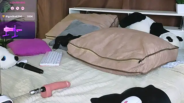 Snapshot of Britney_Lynch chatting on February 27, 2025, 3:25 am Britney Lynch online show from February 27, 2025, 3:25 am