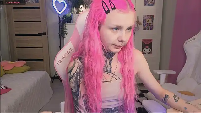 Snapshot of Britney_Lynch chatting on October 17, 2025, 12:01 am Britney Lynch online show from October 17, 2025, 12:01 am