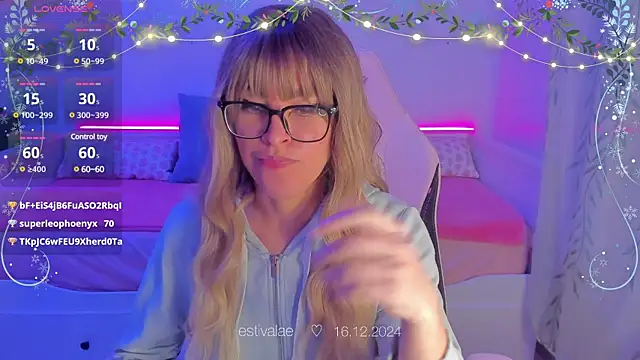 Snapshot of estivalae chatting on December 16, 2024, 10:34 pm estivalae online show from December 16, 2024, 10:34 pm