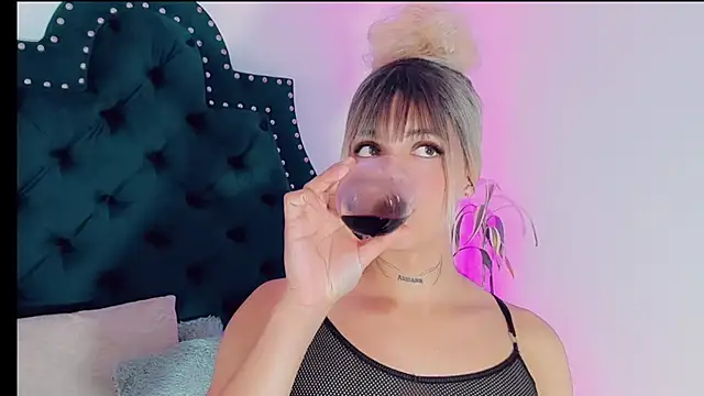 Snapshot of Emmaa_Saenz_ chatting on February 27, 2025, 12:32 am Emmaa Saenz online show from February 27, 2025, 12:32 am