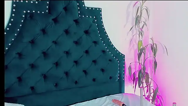 Snapshot of Emmaa_Saenz_ chatting on March 14, 2025, 12:43 am Emmaa Saenz online show from March 14, 2025, 12:43 am