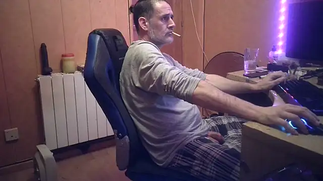 Snapshot of Lia_Y_PatrickX chatting on February 10, 2025, 7:28 pm Lia Y PatrickX online show from February 10, 2025, 7:28 pm