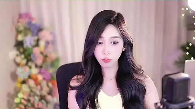 Snapshot of SleepArtist chatting on February 12, 2025, 5:37 pm SleepArtist online show from February 12, 2025, 5:37 pm