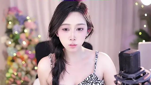 Snapshot of SleepArtist chatting on February 16, 2025, 4:10 pm SleepArtist online show from February 16, 2025, 4:10 pm