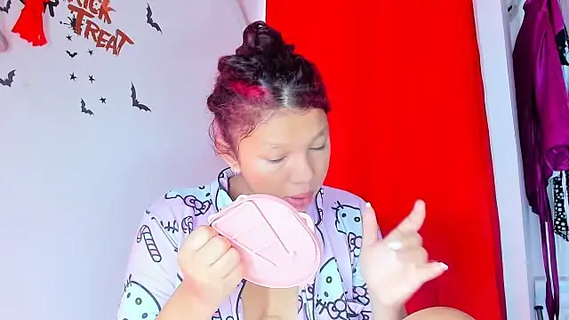 Emily Coper18 online show from October 20, 2025, 1:22 pm