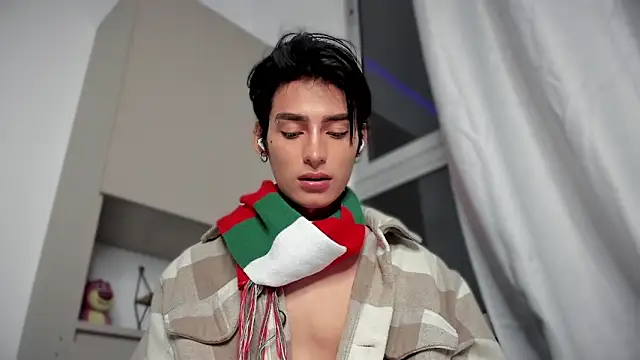 Snapshot of sebas_rose chatting on December 19, 2024, 11:35 pm sebas rose online show from December 19, 2024, 11:35 pm