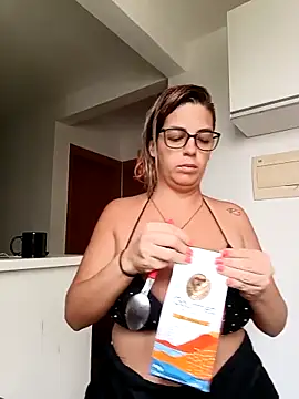 Snapshot of Escarlate4you_ chatting on December 4, 2024, 1:20 pm Escarlate4you online show from December 4, 2024, 1:20 pm