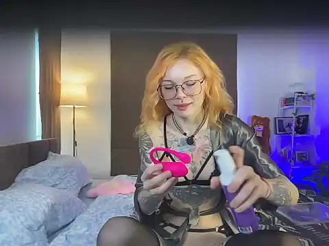 juicyshow  online show from September 19, 2025, 12:56 am