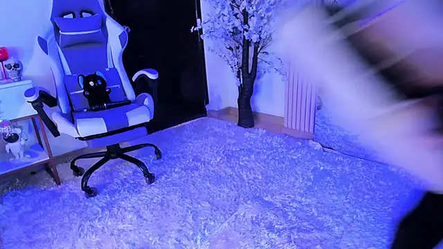 zephirahabney online show from February 23, 2025, 5:18 pm