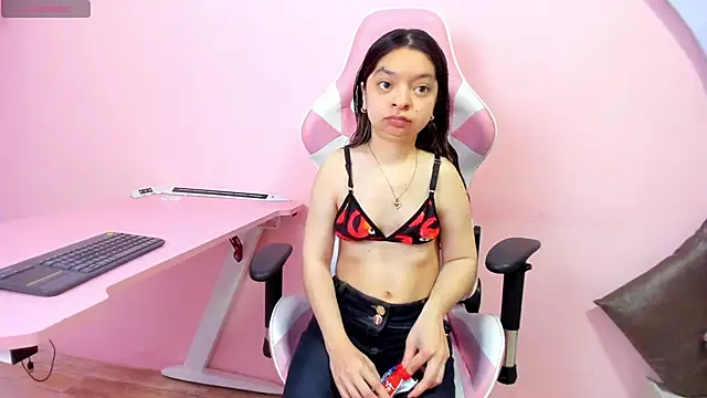 CharlotteMuller online show from December 4, 2025, 8:06 pm