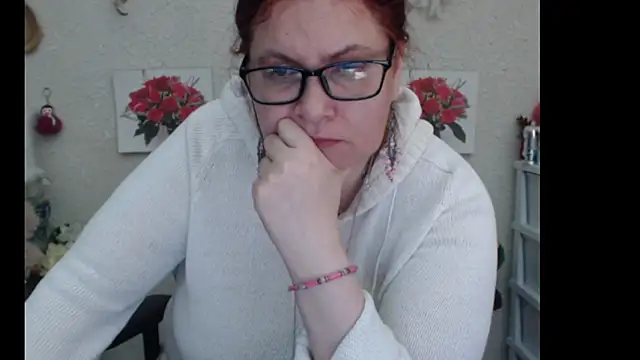 Snapshot of PlayfullMature chatting on September 24, 2025, 4:10 pm PlayfullMature online show from September 24, 2025, 4:10 pm