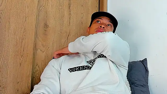 Snapshot of Stiven_collins chatting on November 17, 2025, 9:37 am Stiven collins online show from November 17, 2025, 9:37 am