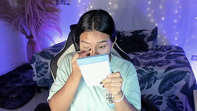 Riana Kean online show from April 12, 2026, 3:22 am