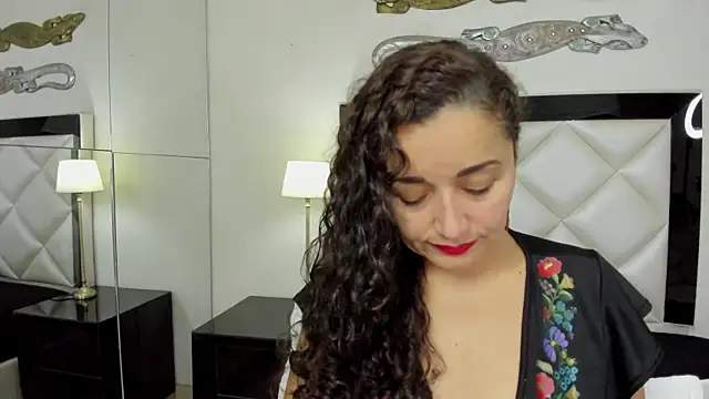  luna  sweet  online show from February 5, 2025, 3:34 am