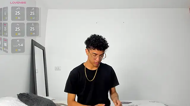 harrytwink18 online show from December 16, 2025, 2:22 pm