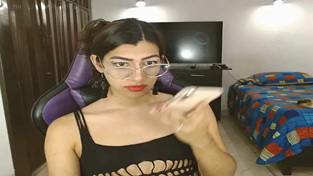 engielphoenis14 online show from June 14, 2026, 1:13 pm