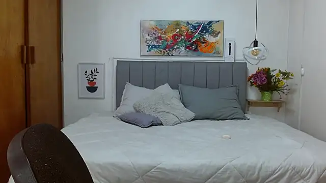 karlamorris  online show from December 18, 2025, 1:39 pm