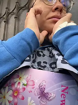 karlamorris  online show from April 13, 2026, 1:05 pm