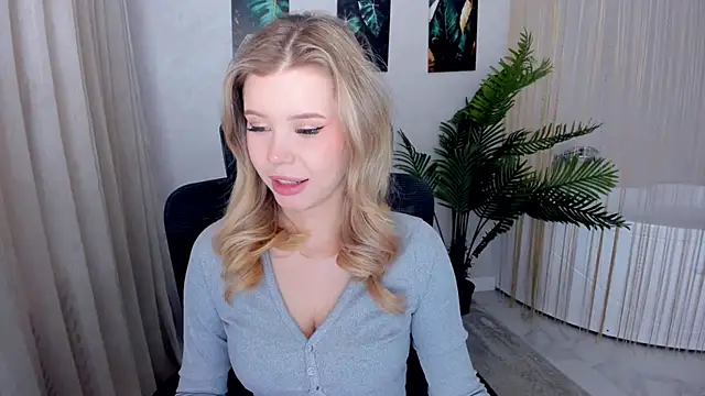 Snapshot of FollowLovee chatting on April 22, 2026, 8:43 pm FollowLovee online show from April 22, 2026, 8:43 pm