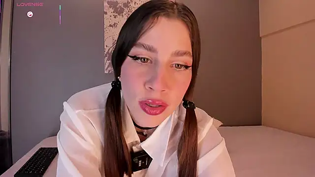 LynnSam  online show from September 27, 2025, 11:10 pm