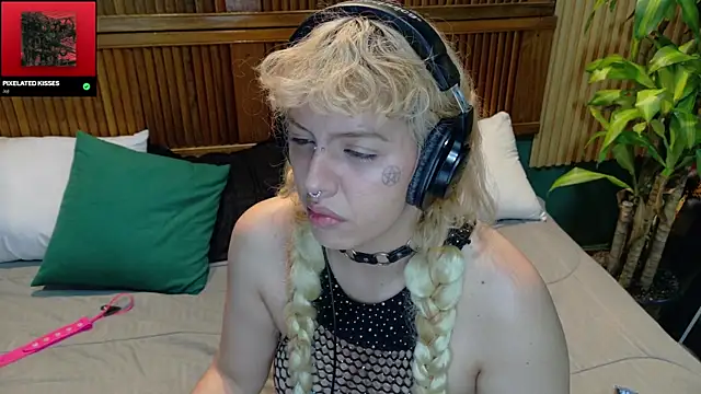 Snapshot of Eli666uwu chatting on October 16, 2025, 12:33 am Eli666uwu online show from October 16, 2025, 12:33 am