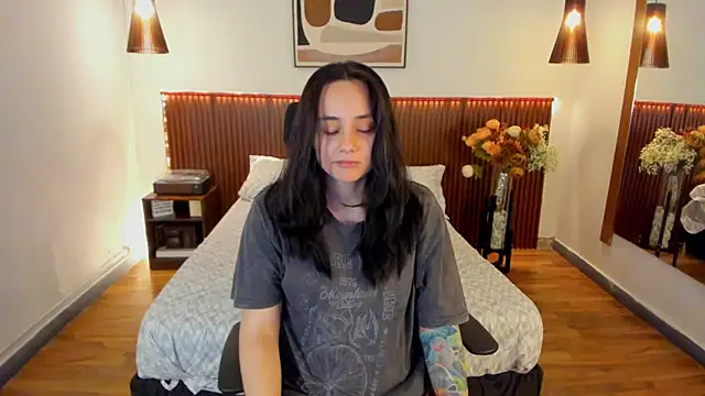 Snapshot of KatherineBond chatting on May 15, 2026, 8:27 pm KatherineBond online show from May 15, 2026, 8:27 pm