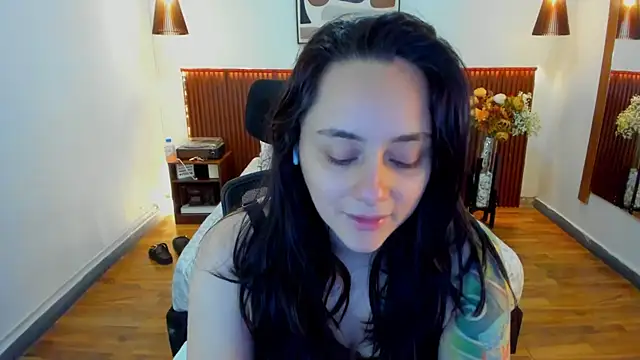 Snapshot of KatherineBond chatting on May 19, 2026, 6:47 pm KatherineBond online show from May 19, 2026, 6:47 pm