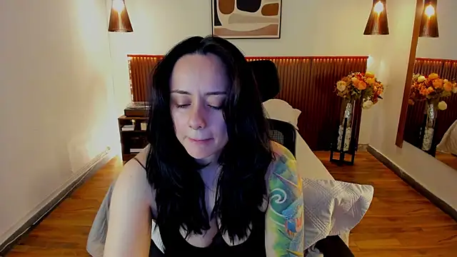 Snapshot of KatherineBond chatting on August 4, 2026, 5:37 pm KatherineBond online show from August 4, 2026, 5:37 pm