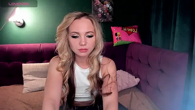 EvaMoran online show from February 6, 2025, 5:03 am