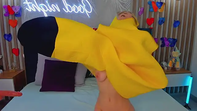 Snapshot of Emilly_Hart chatting on February 17, 2025, 6:09 am Emilly Hart online show from February 17, 2025, 6:09 am