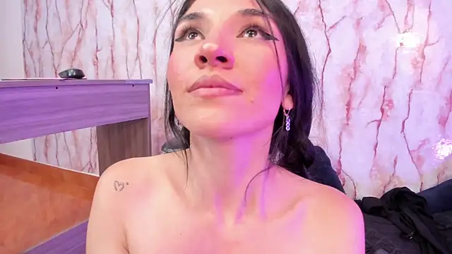 LILA ELLIOT online show from January 28, 2025, 11:07 pm