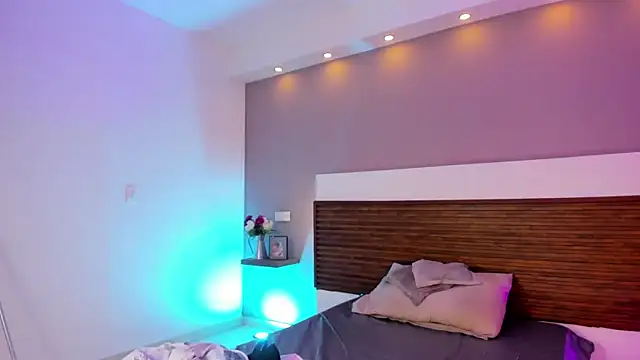 Adelehottman online show from April 12, 2026, 7:52 pm