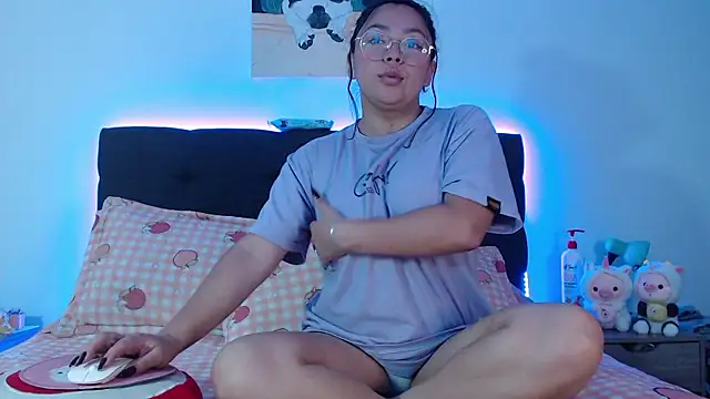 Peach-Lawrence online show from December 6, 2024, 5:33 pm