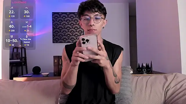 im  thomass online show from December 14, 2025, 5:24 am