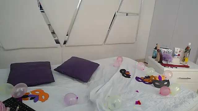  Miaaleon online show from March 4, 2025, 6:07 pm