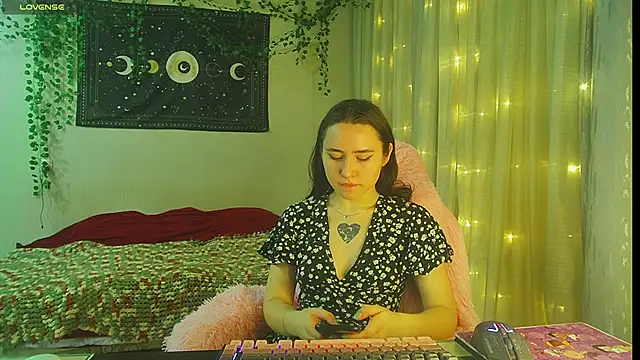 Snapshot of Aurora_workerr chatting on December 21, 2025, 11:06 am Aurora workerr online show from December 21, 2025, 11:06 am